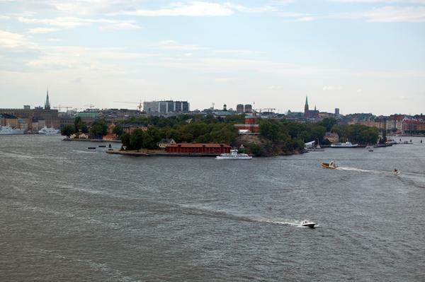 080801_stockholm_6.jpg - Skeppsholmen och livlig båttrafik