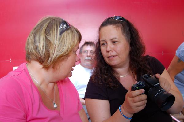 080802_anna_bitte_1.jpg - Djupa diskussioner om fotograferande i allmänhet och kamerans funktioner i synnerhet.......