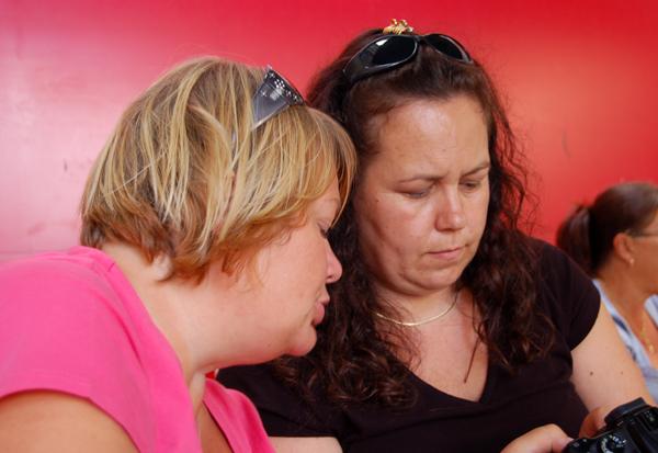 080802_anna_bitte_2.jpg - Djupa diskussioner om fotograferande i allmänhet och kamerans funktioner i synnerhet.......